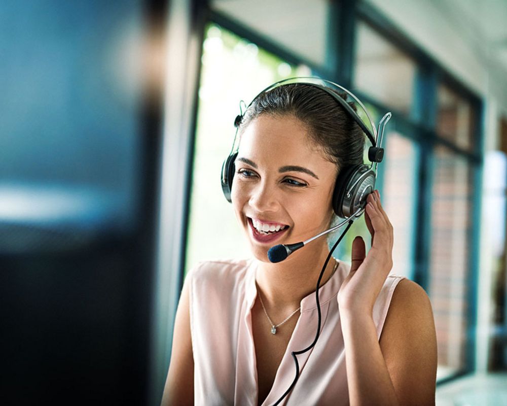 Eine Mitarbeiterin des Kunden-Service-Center der Sparkasse berät einen Kunden digital.