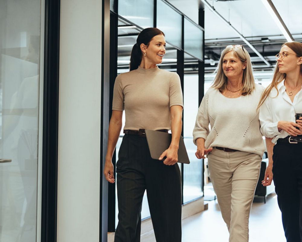 Weibliche Führungskräfte gehen gemeinsam durch das Unternehmen