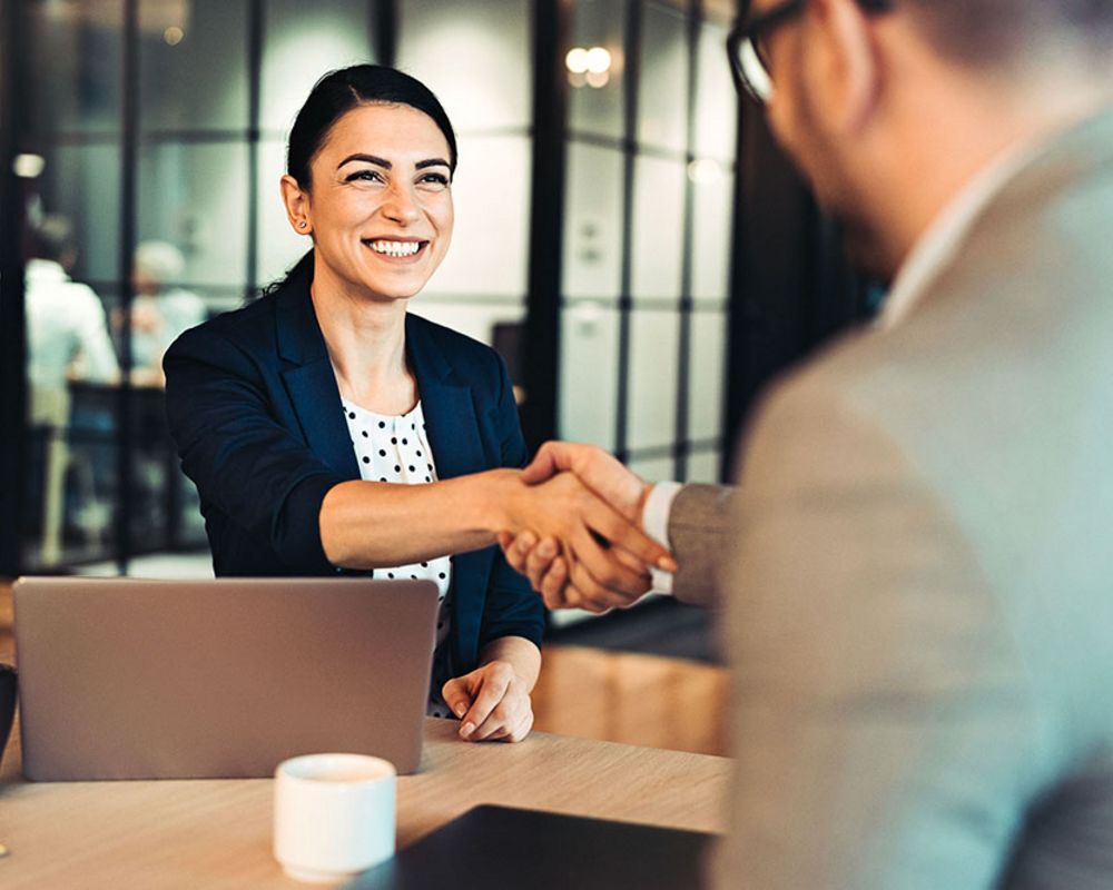 Eine Mitarbeiterin aus dem Personalwesen der Sparkasse hält ein Vorstellungsgespräch ab.