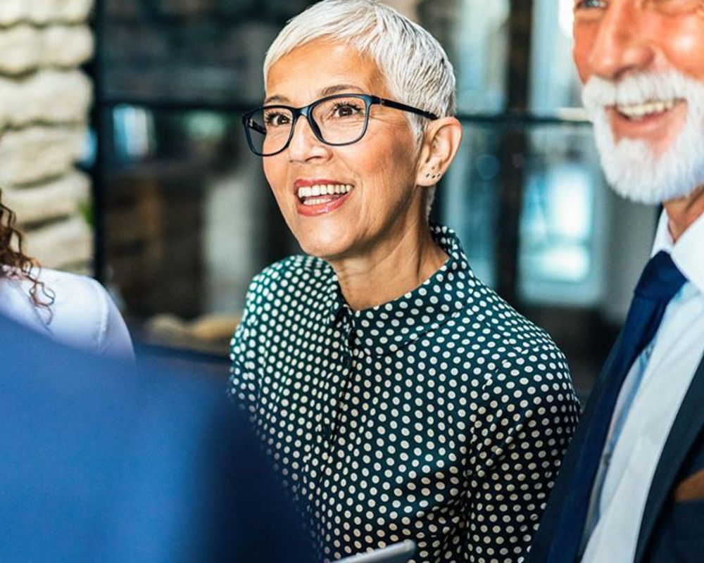 Eine Gruppe von Verwaltungsräten unterhält sich auf einer Tagung.