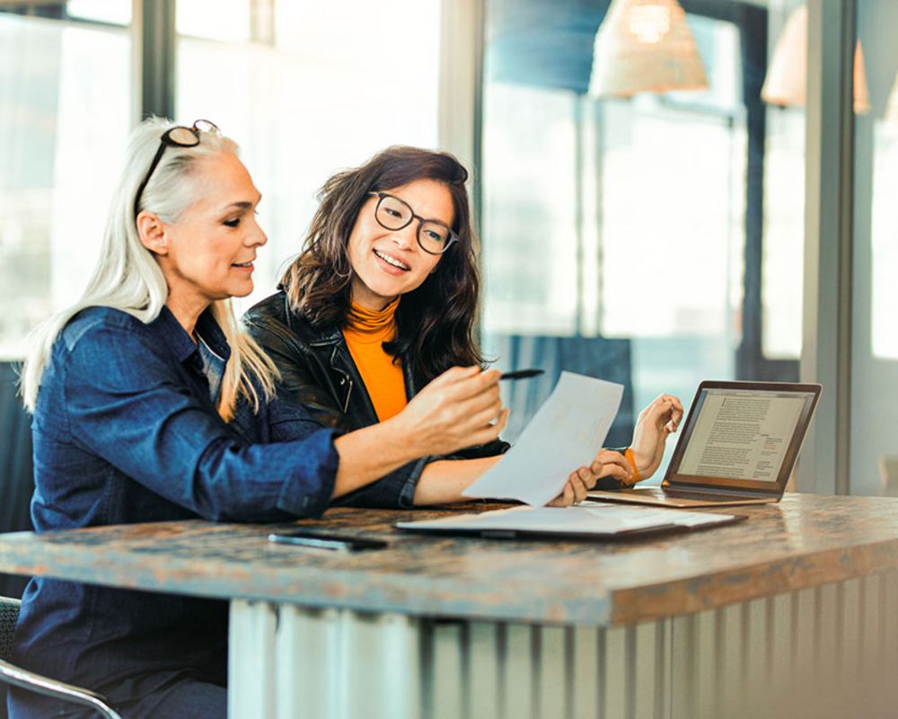 Zwei Kolleginnen führen eine interne Revision durch.