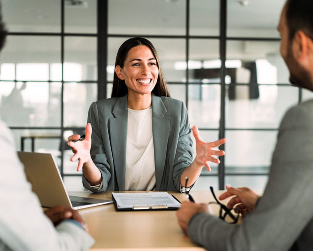 Eine Firmenkundenberatung erfolgt durch eine junge Mitarbeiterin der Sparkasse.