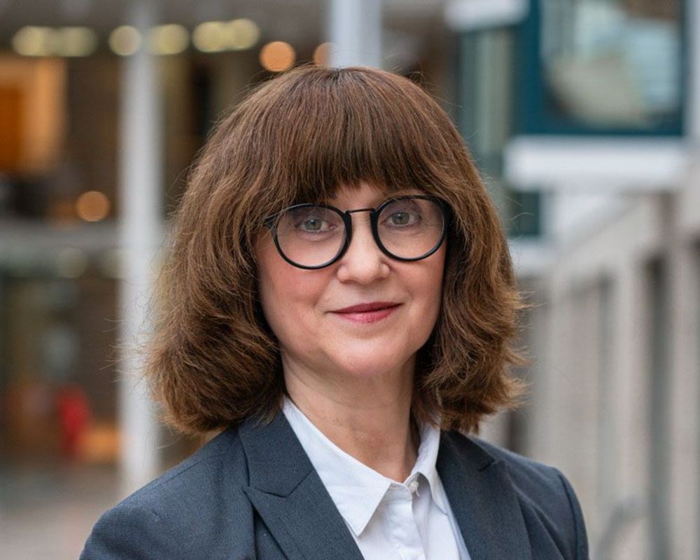 Porträt von Frau Prof. Dr. Breuer