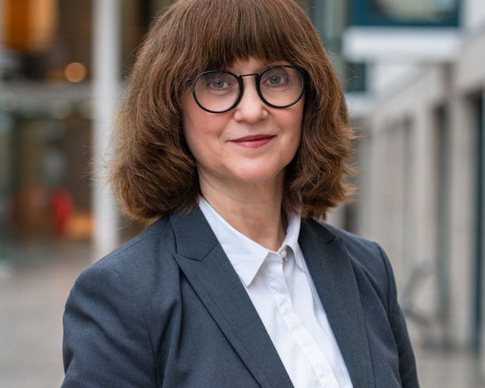 Porträt von Frau Prof. Dr. Breuer