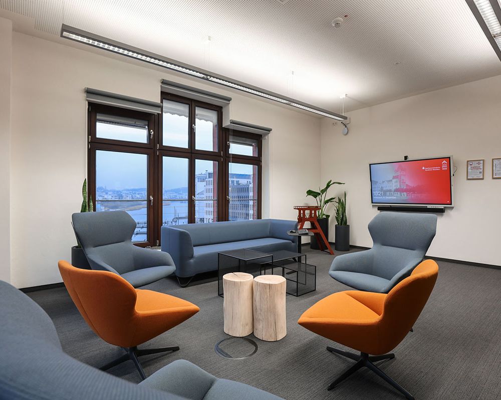 Fotografie des Clubzimmers der Sparkassenakademie NRW