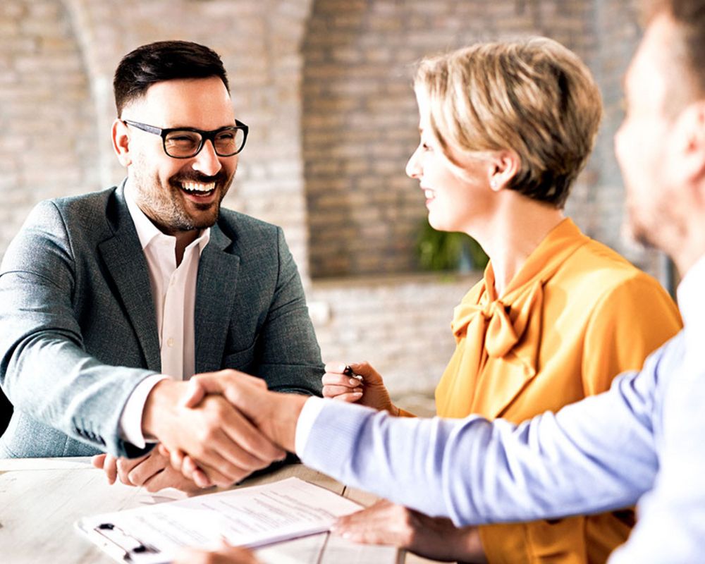 Ein Berater der Sparkasse berät Privatkunden zu ihren Konten.