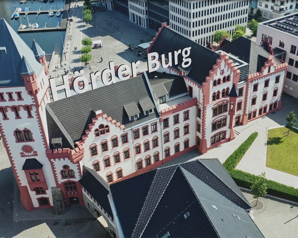 Vogelperspektive auf das Gebäude der Hörder Burg, auf dem der Schriftzug "Hörder Burg" platziert ist