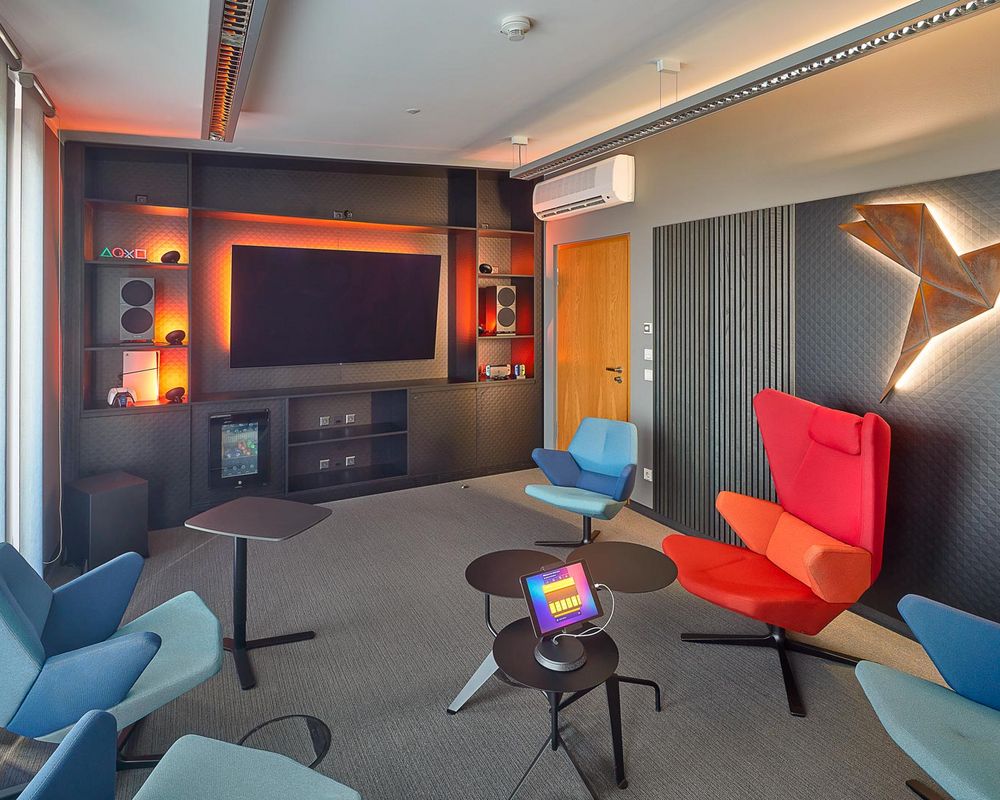 Abbildung der E-Sports-Arena im Tagungszentrum Hörder Burg mit Sicht auf den Monitor und die Gaming-Konsolen