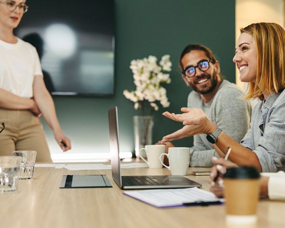 Das Marketingteam tauscht sich in einem Meeting über neue Ideen aus.