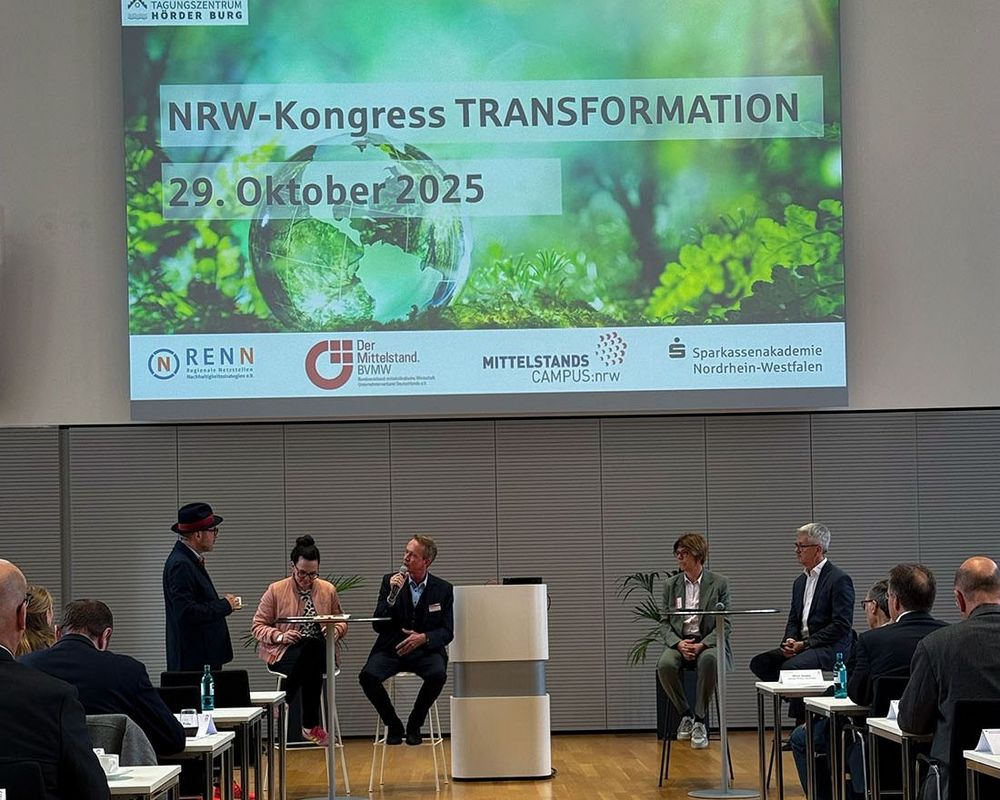 Einblick in den Kongress Transformation 2025 in der Sparkassenakademie NRW - Der Kongress wird von den Speakerinnen und Speakern eröffnet.