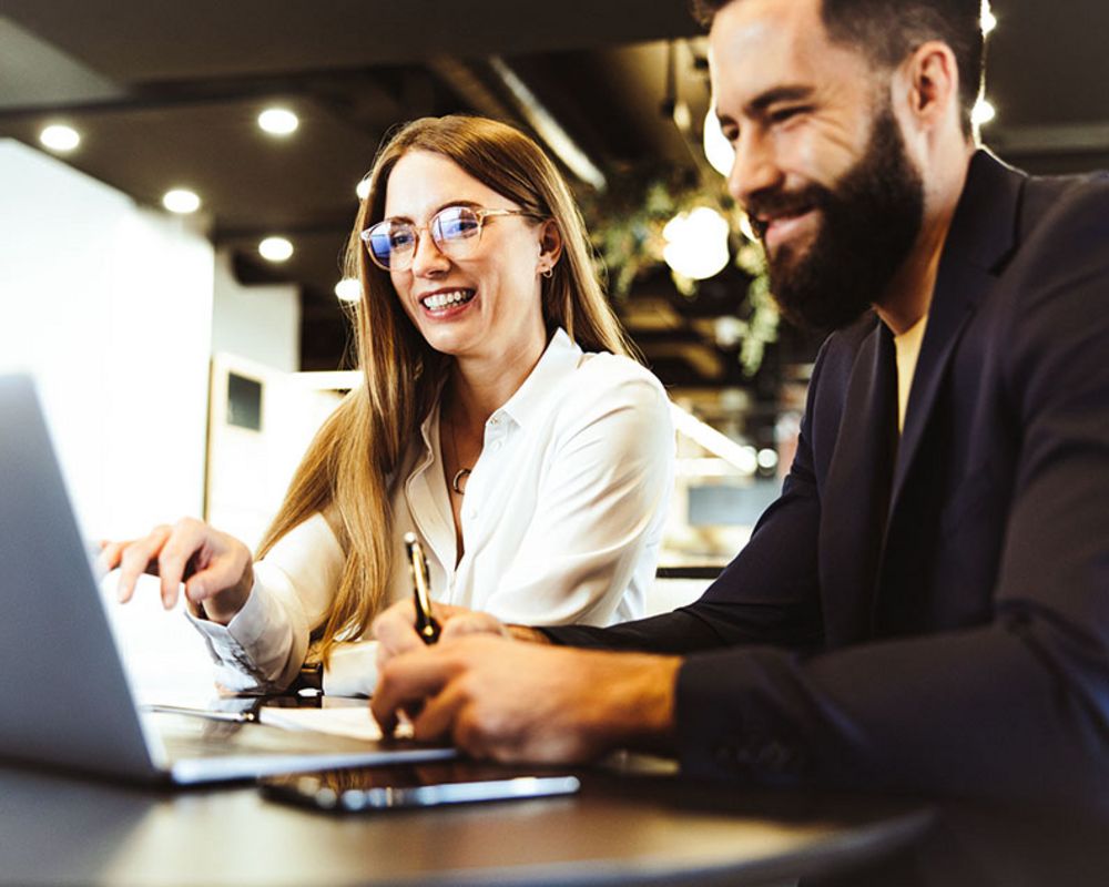 Eine Mitarbeiterin und ein Mitarbeiter aus den Bereichen Bankenaufsicht und die Bankenregulierung besprechen ein Anliegen.