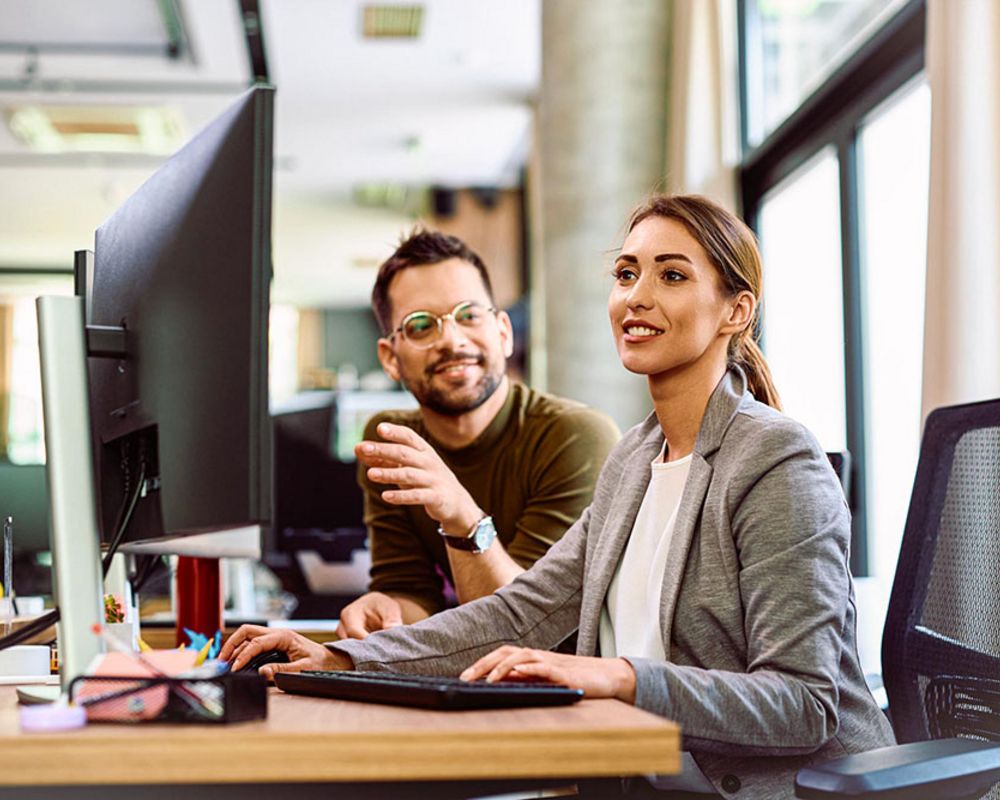 Zwei Mitarbeitende der Bereiche Organisation und IT aus der Sparkasse